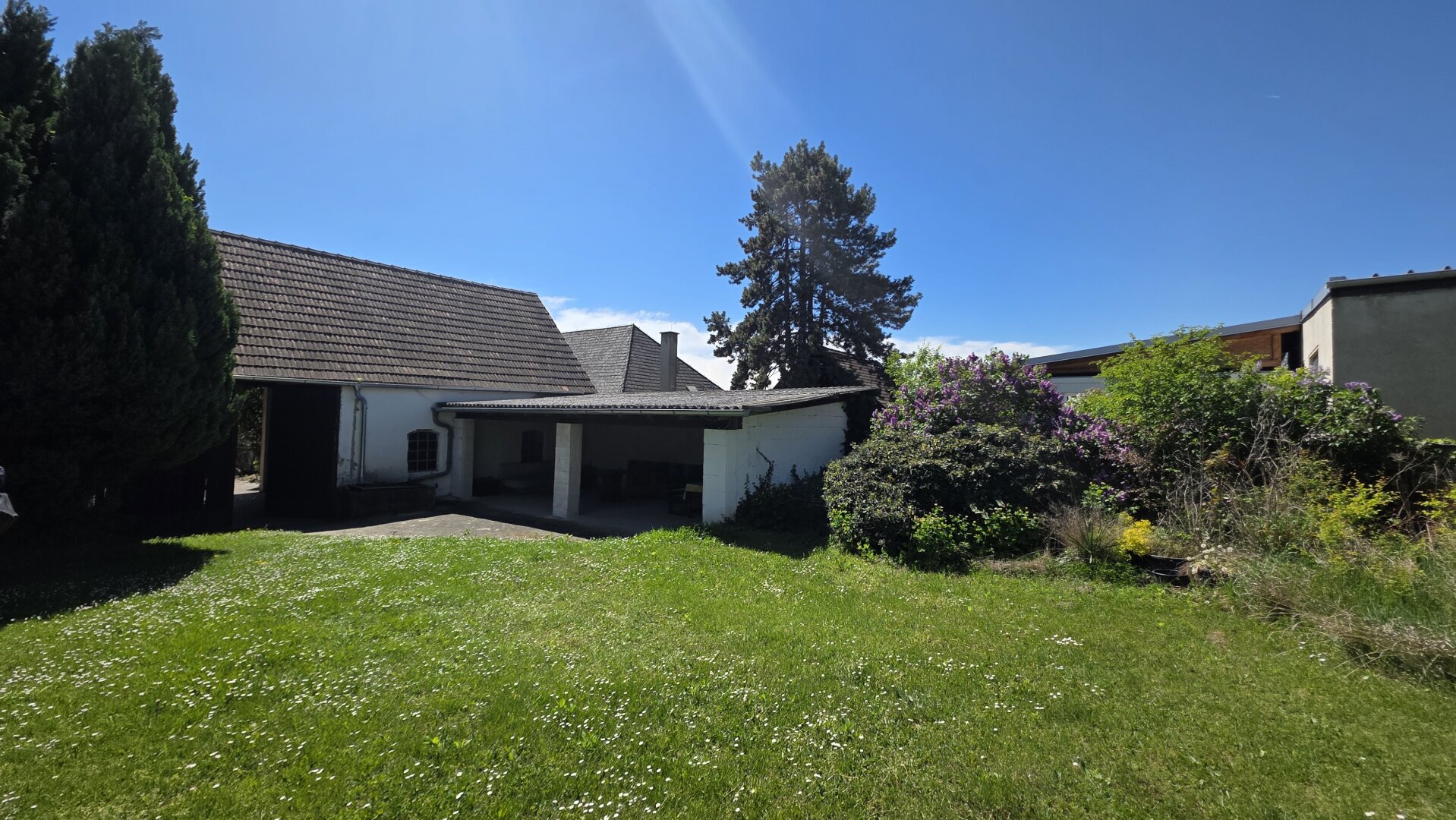 Hausanteil mit Garten und Nebengebäude