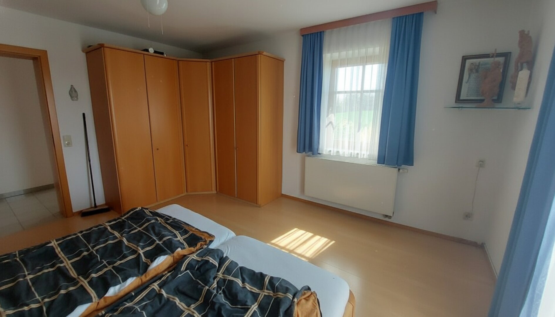 Rarität an der Grenze zu Deutschland. Zweifamilienhaus mit 6,4ha Grund