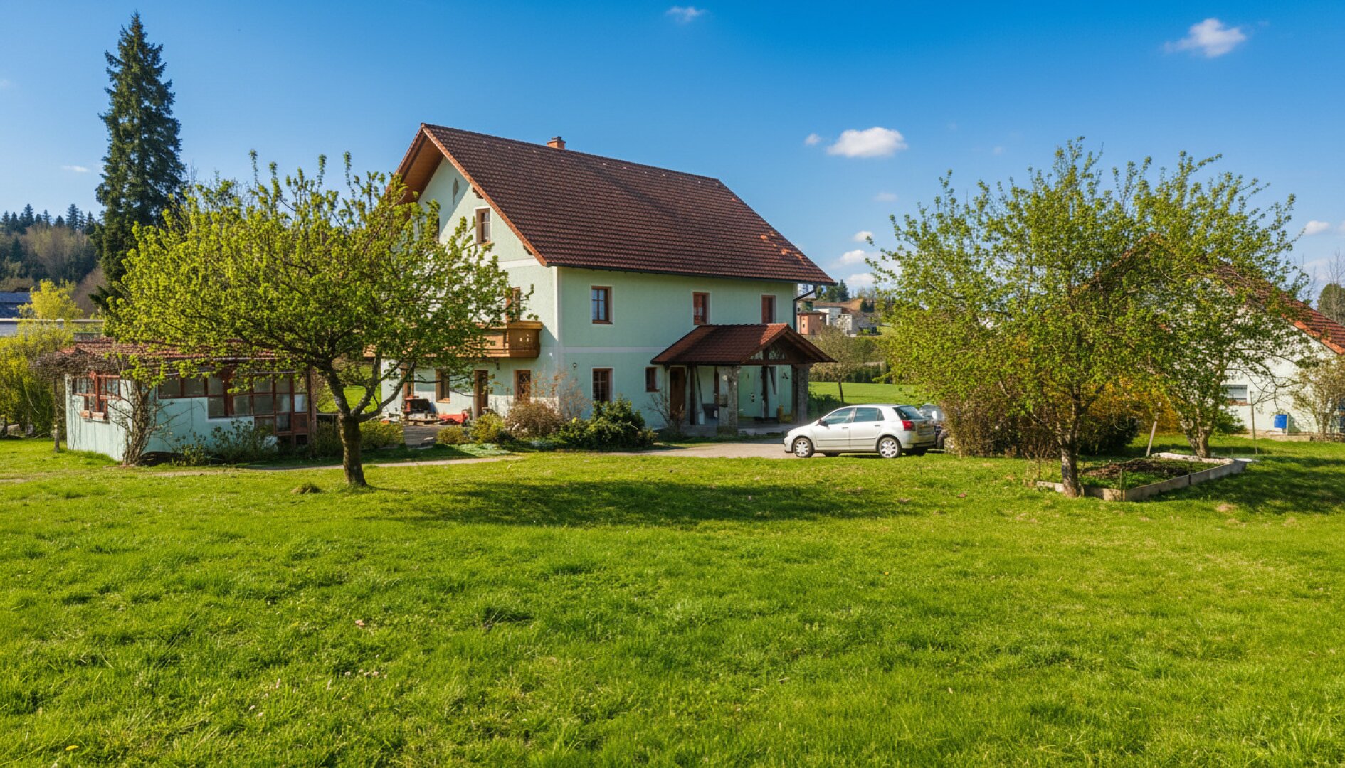 Rarität an der Grenze zu Deutschland. Zweifamilienhaus mit 6,4ha Grund
