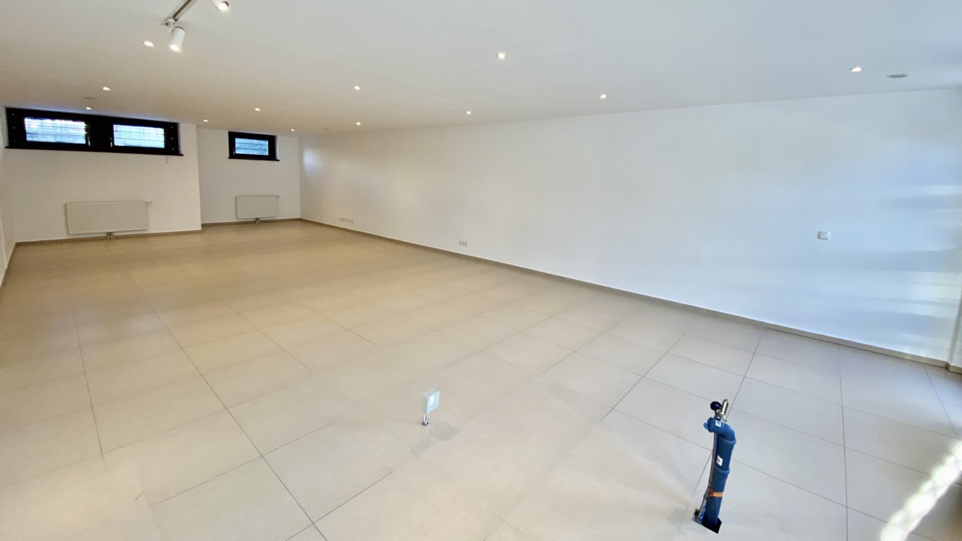 Geschäftslokal ideal für Verkaufs-, Büro- oder Dienstleistungslokal - U4 fußläufig erreichbar - Tiefgaragenstellplatz