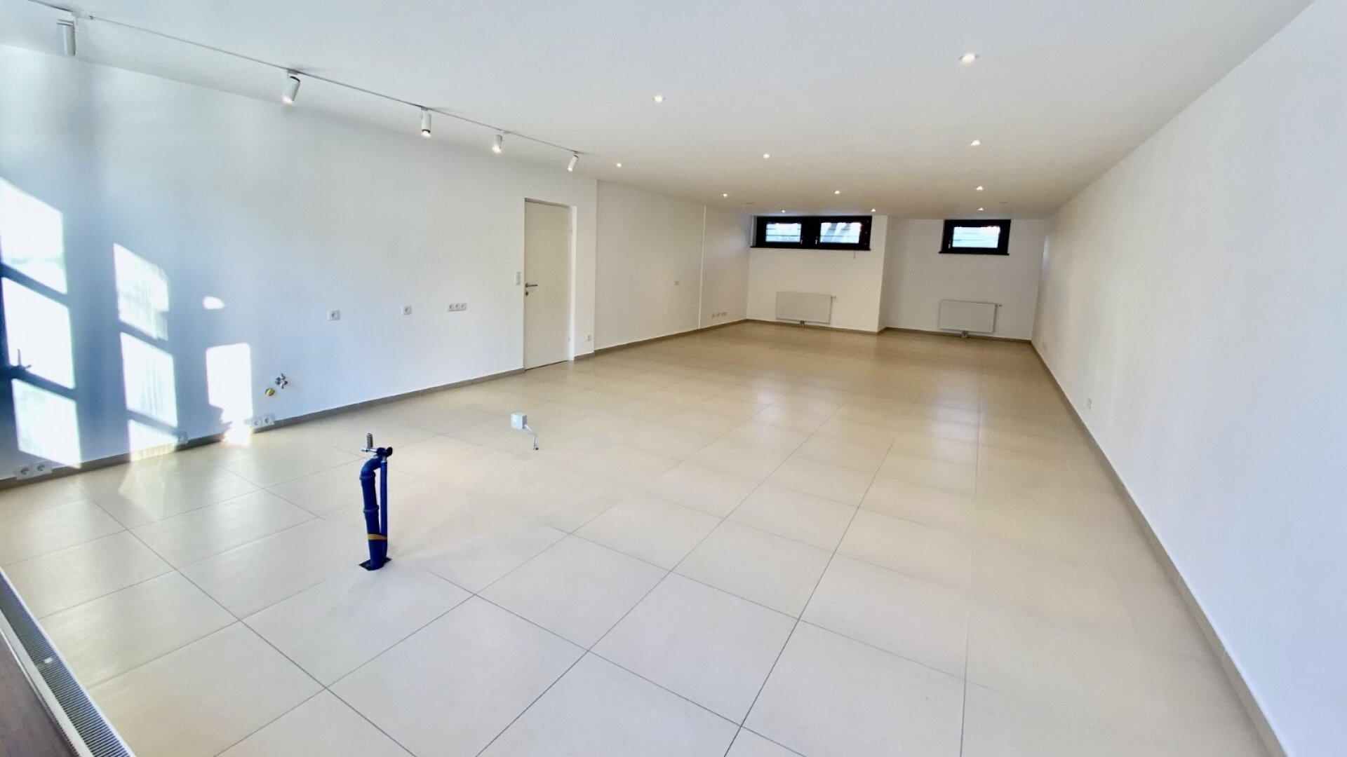 Geschäftslokal ideal für Verkaufs-, Büro- oder Dienstleistungslokal - U4 fußläufig erreichbar - Tiefgaragenstellplatz