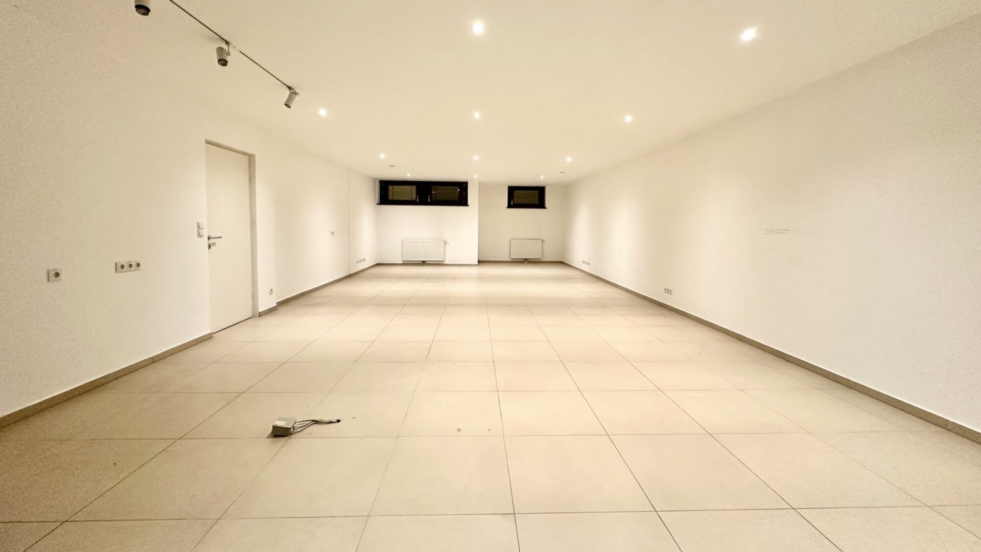 Geschäftslokal ideal für Verkaufs-, Büro- oder Dienstleistungslokal - U4 fußläufig erreichbar - Tiefgaragenstellplatz