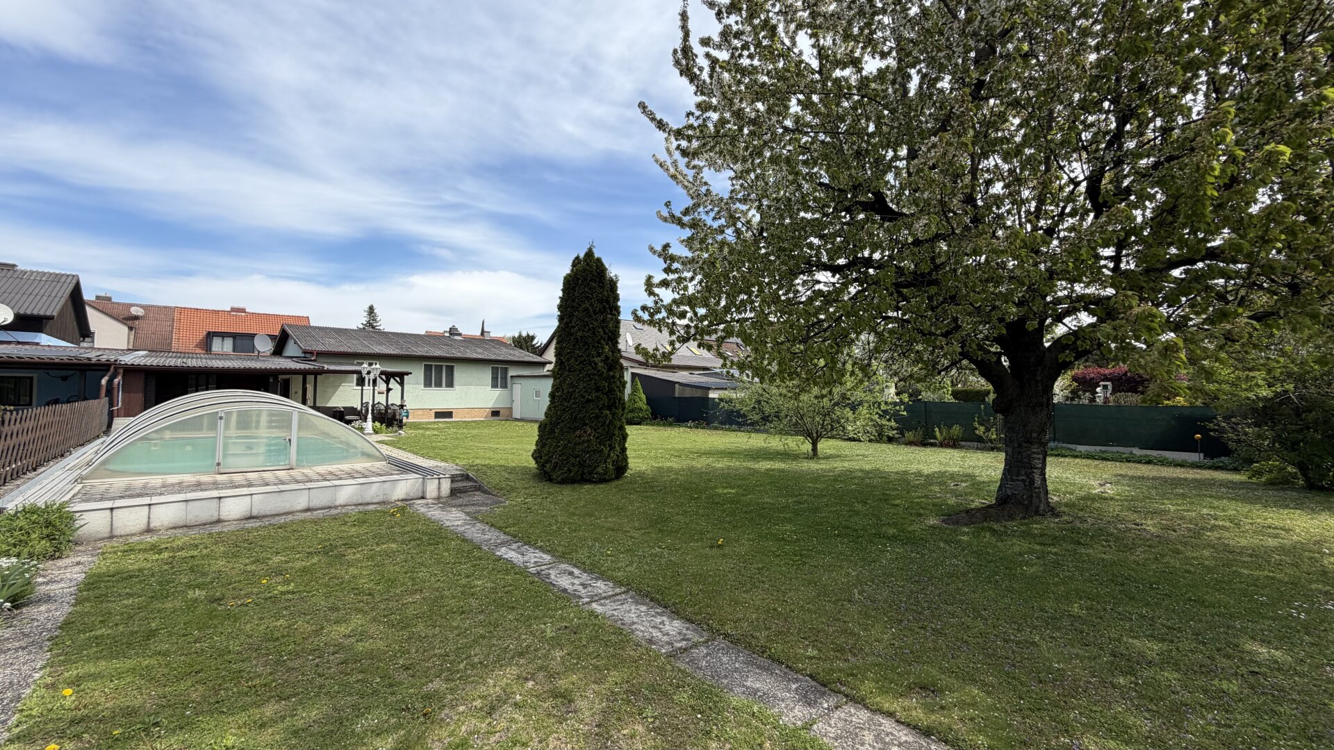 Gepflegtes Einfamilienhaus mit großem 939m2 Grundstück in Groß Enzersdorf !