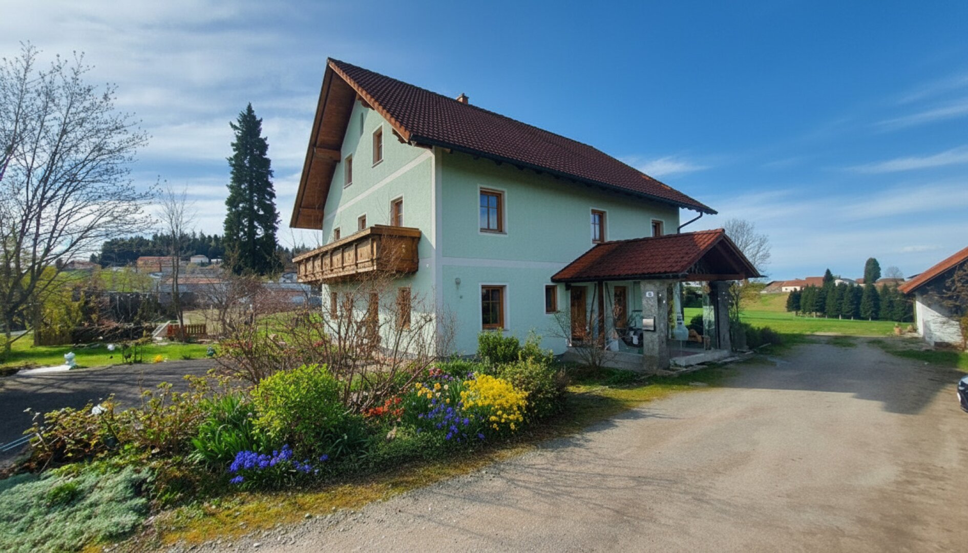 Rarität an der Grenze zu Deutschland. Zweifamilienhaus mit 6,4ha Grund