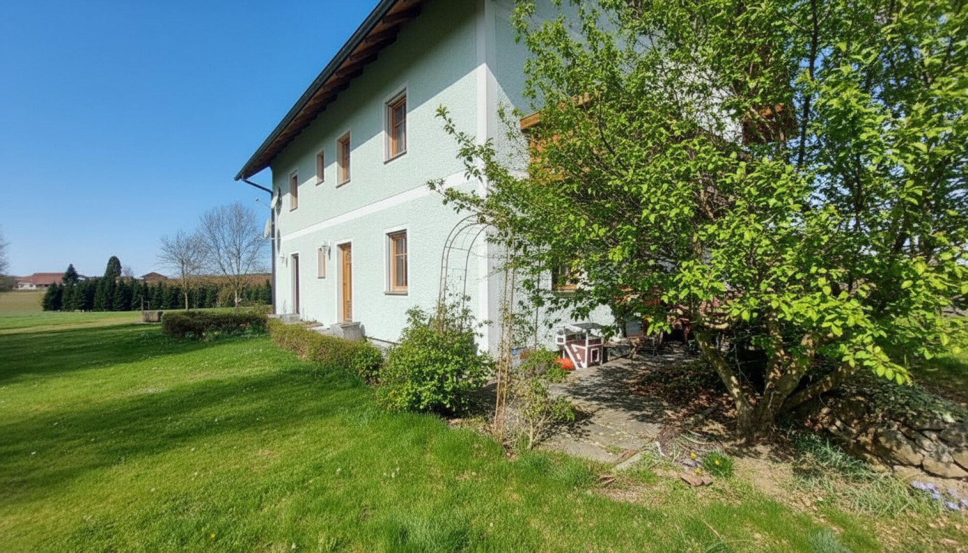 Rarität an der Grenze zu Deutschland. Zweifamilienhaus mit 6,4ha Grund