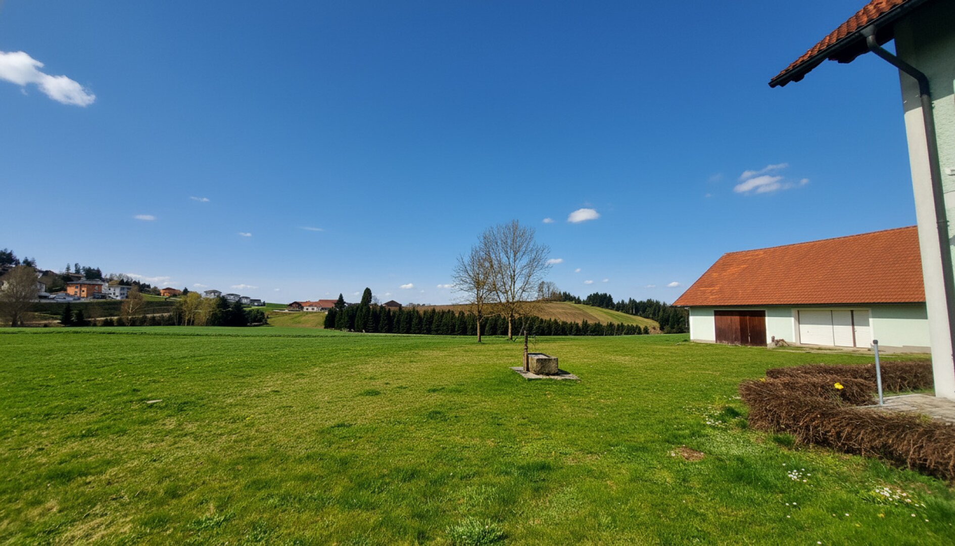 Rarität an der Grenze zu Deutschland. Zweifamilienhaus mit 6,4ha Grund