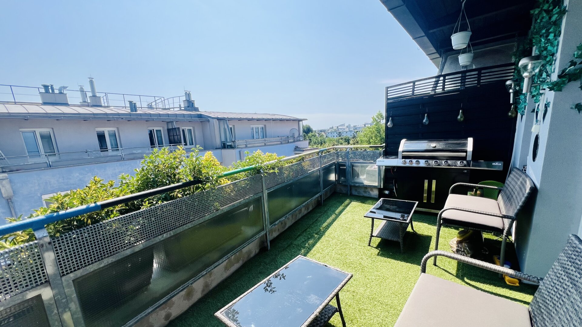 Familienparadies - Mitten im Grünen - DG Maisonette mit sonniger Innenhof Terrasse - 16 Minuten zur U6 - Tiefgaragenstellplatz