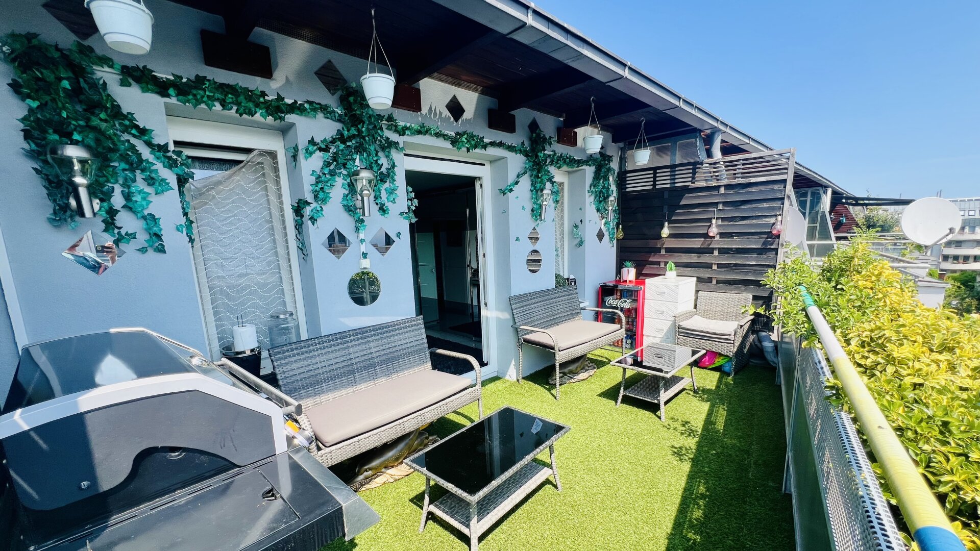 Familienparadies - Mitten im Grünen - DG Maisonette mit sonniger Innenhof Terrasse - 16 Minuten zur U6 - Tiefgaragenstellplatz