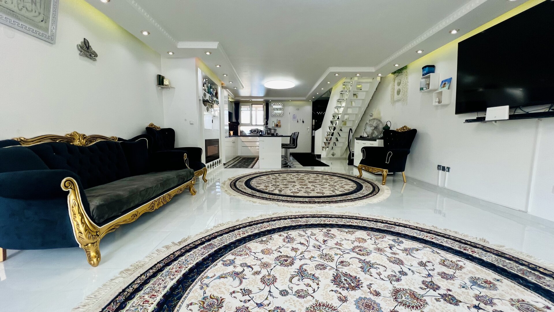 Familienparadies - Mitten im Grünen - DG Maisonette mit sonniger Innenhof Terrasse - 16 Minuten zur U6 - Tiefgaragenstellplatz