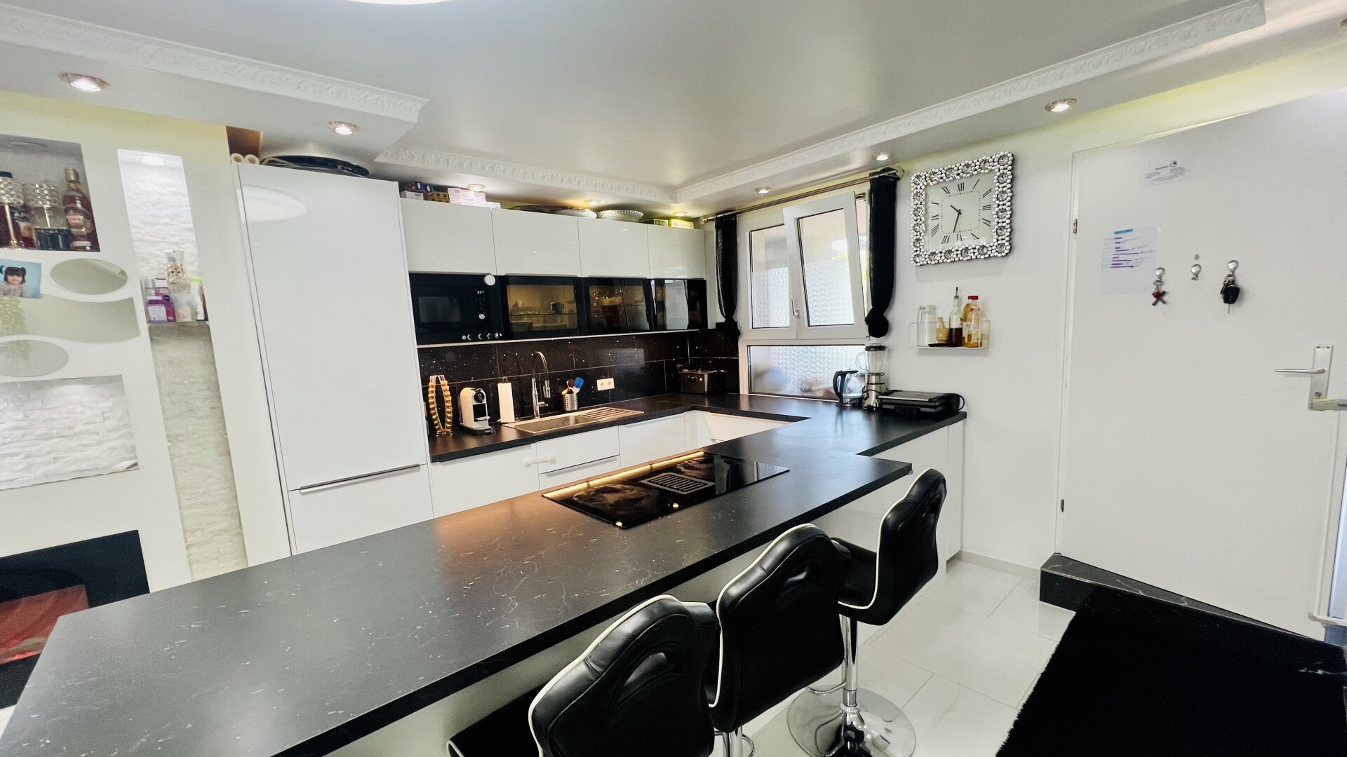 Familienparadies - Mitten im Grünen - DG Maisonette mit sonniger Innenhof Terrasse - 16 Minuten zur U6 - Tiefgaragenstellplatz