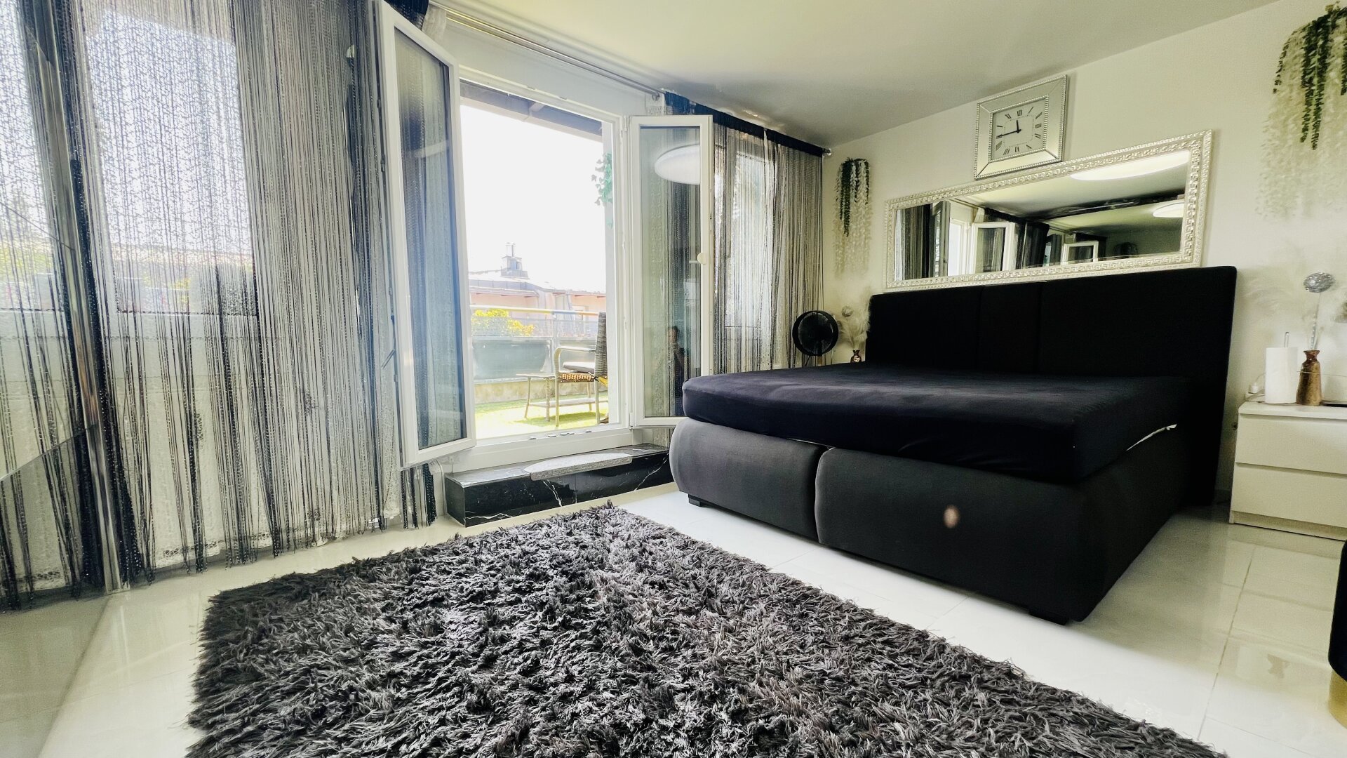 Familienparadies - Mitten im Grünen - DG Maisonette mit sonniger Innenhof Terrasse - 16 Minuten zur U6 - Tiefgaragenstellplatz