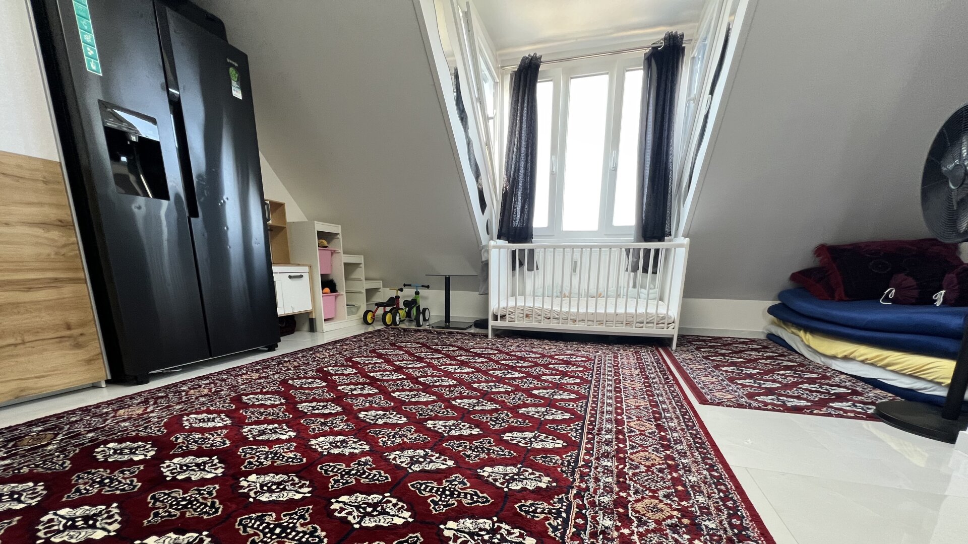 Familienparadies - Mitten im Grünen - DG Maisonette mit sonniger Innenhof Terrasse - 16 Minuten zur U6 - Tiefgaragenstellplatz
