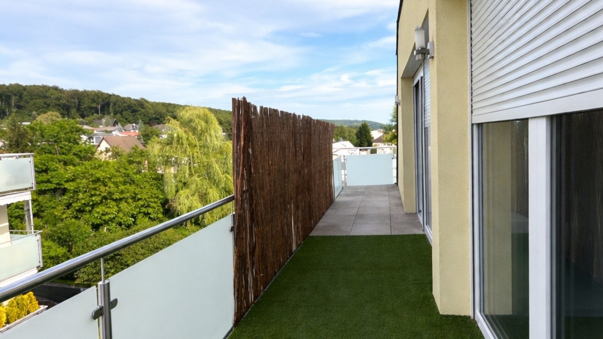 3 Zimmer Dachgeschosswohnung - sonnige Terrasse - gute Anbindung - Parkplatz
