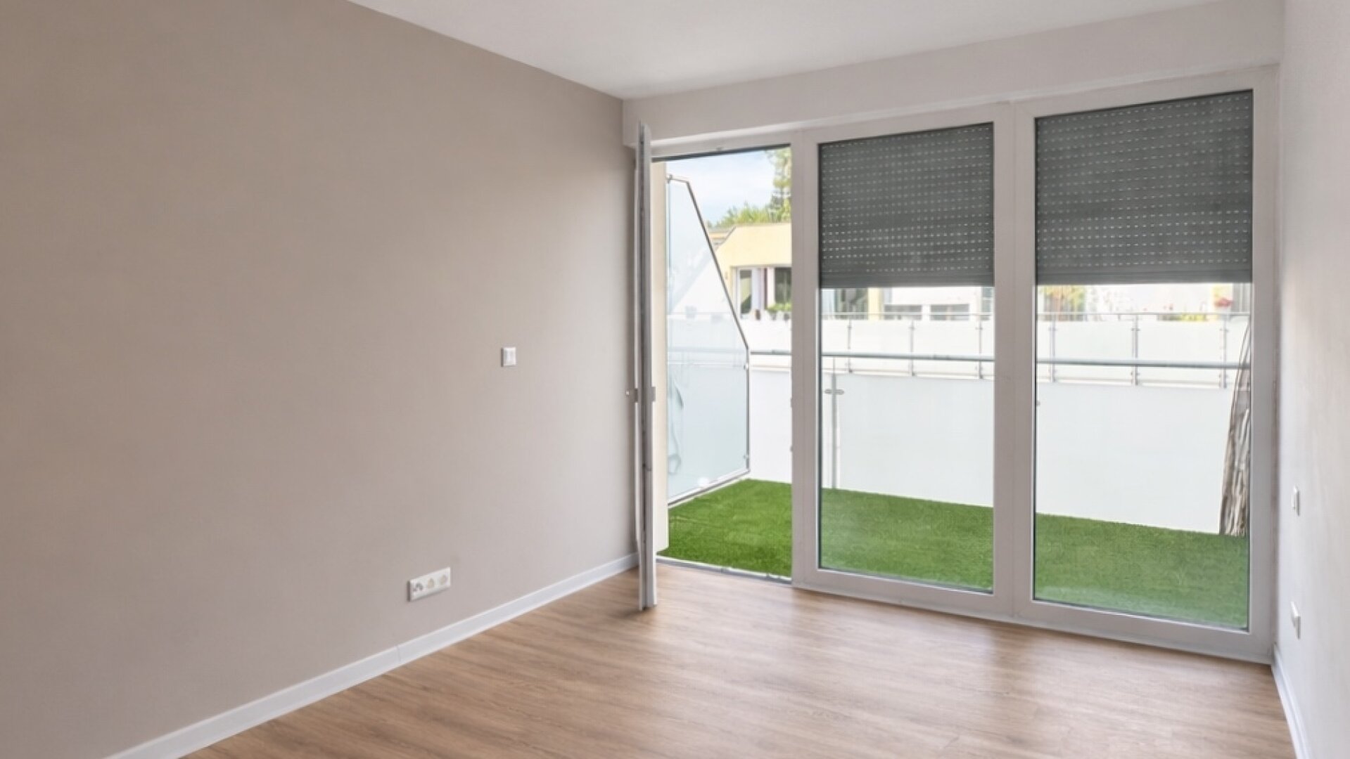 3 Zimmer Dachgeschosswohnung - sonnige Terrasse - gute Anbindung - Parkplatz