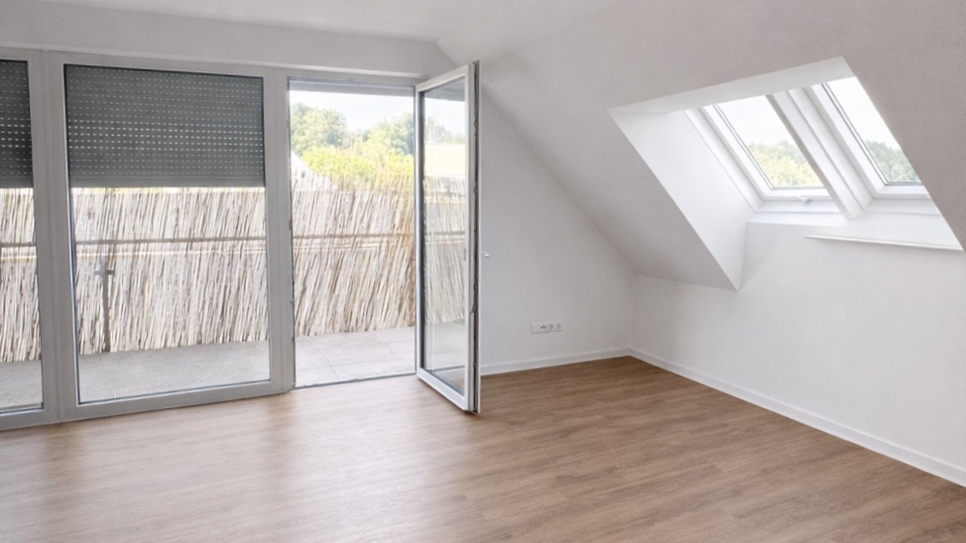 3 Zimmer Dachgeschosswohnung - sonnige Terrasse - gute Anbindung - Parkplatz
