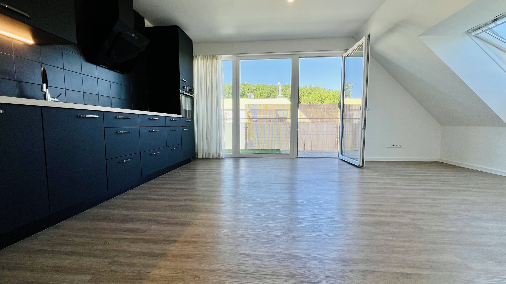 3 Zimmer Dachgeschosswohnung - sonnige Terrasse - gute Anbindung - Parkplatz