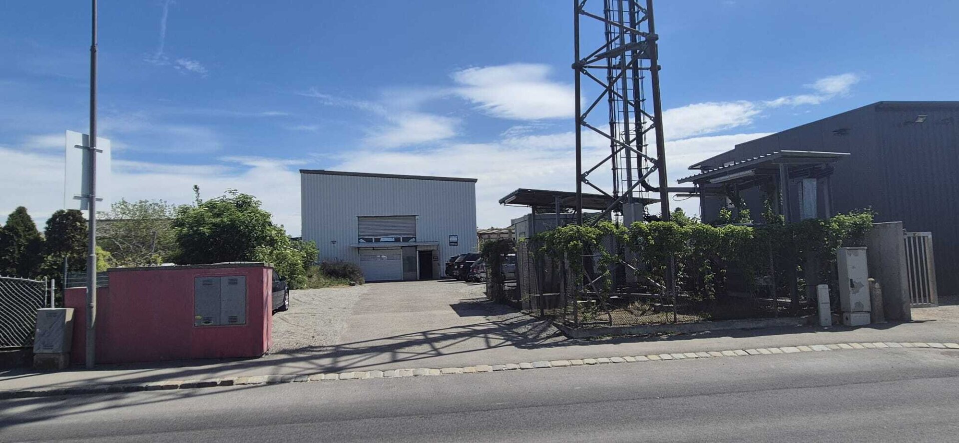 Große Industriehalle mit 1216m² Baulandbetriebsgrund in Deutsch-Wagram – Top Lage !