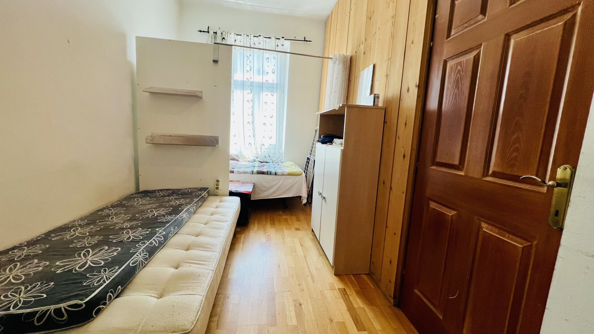 500m zur U3 - 190m zur S-Bahn - Starterwohnung im 2. Stock - ruhige Seitenstraße - gute Anbindung
