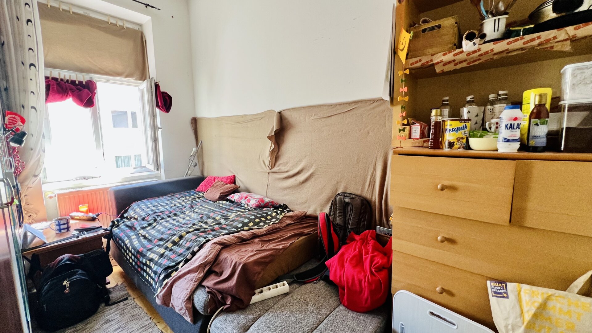 500m zur U3 - 190m zur S-Bahn - Starterwohnung im 2. Stock - ruhige Seitenstraße - gute Anbindung