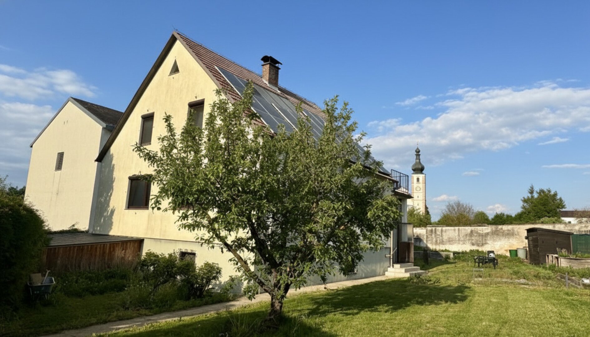 Zweifamilienhaus mit großem Garten