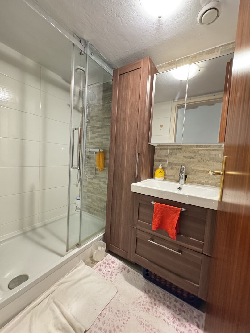 Charmante 2,5-Zimmer-Wohnung mit idealem Grundriss in top-saniertem Haus - Unbefristet vermietet zu verkaufen!