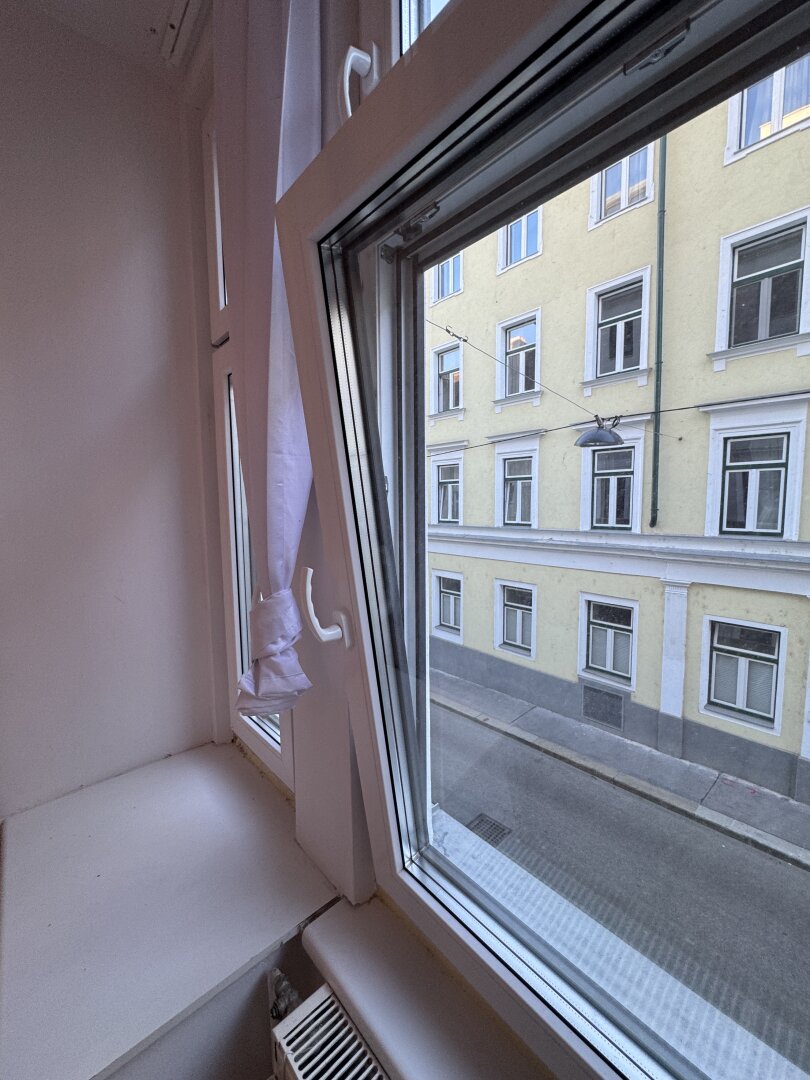 Charmante 2,5-Zimmer-Wohnung mit idealem Grundriss in top-saniertem Haus - Unbefristet vermietet zu verkaufen!