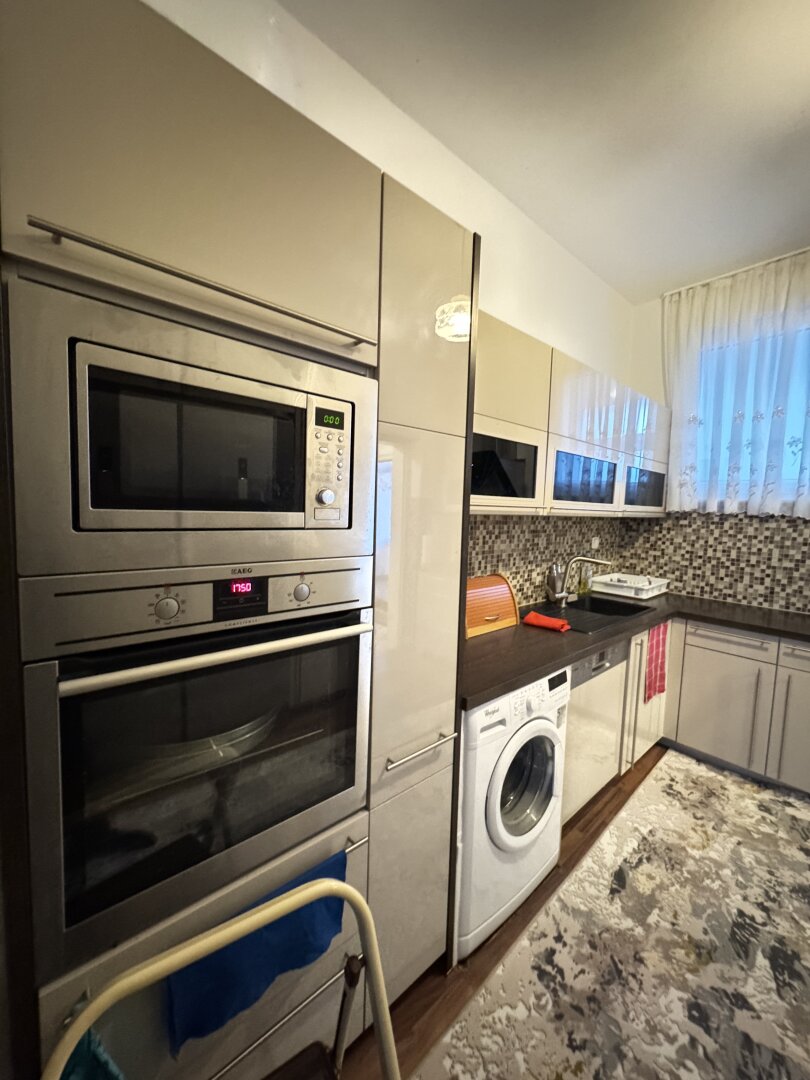 Charmante 2,5-Zimmer-Wohnung mit idealem Grundriss in top-saniertem Haus - Unbefristet vermietet zu verkaufen!