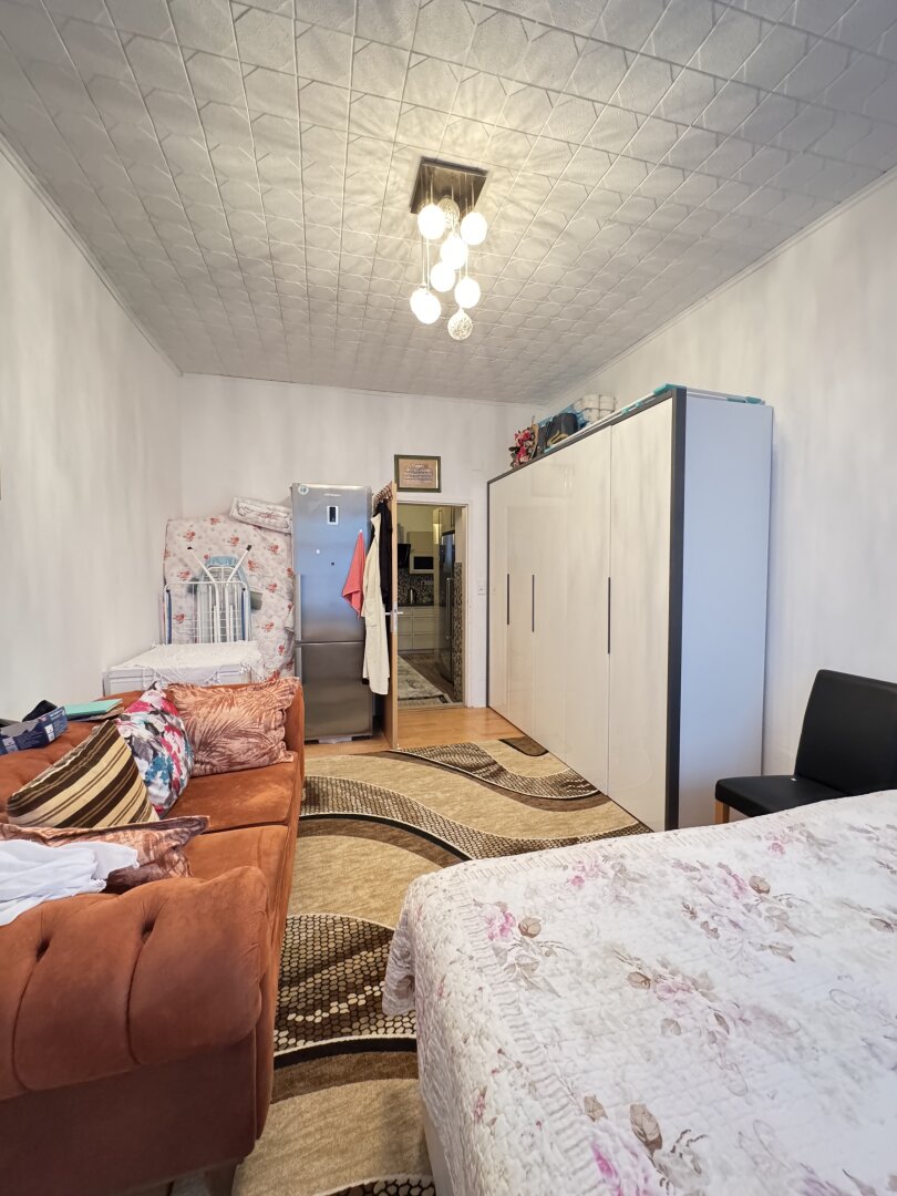 Charmante 2,5-Zimmer-Wohnung mit idealem Grundriss in top-saniertem Haus - Unbefristet vermietet zu verkaufen!