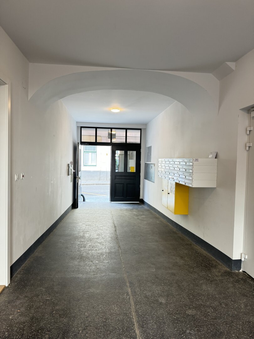 Charmante 2,5-Zimmer-Wohnung mit idealem Grundriss in top-saniertem Haus - Unbefristet vermietet zu verkaufen!