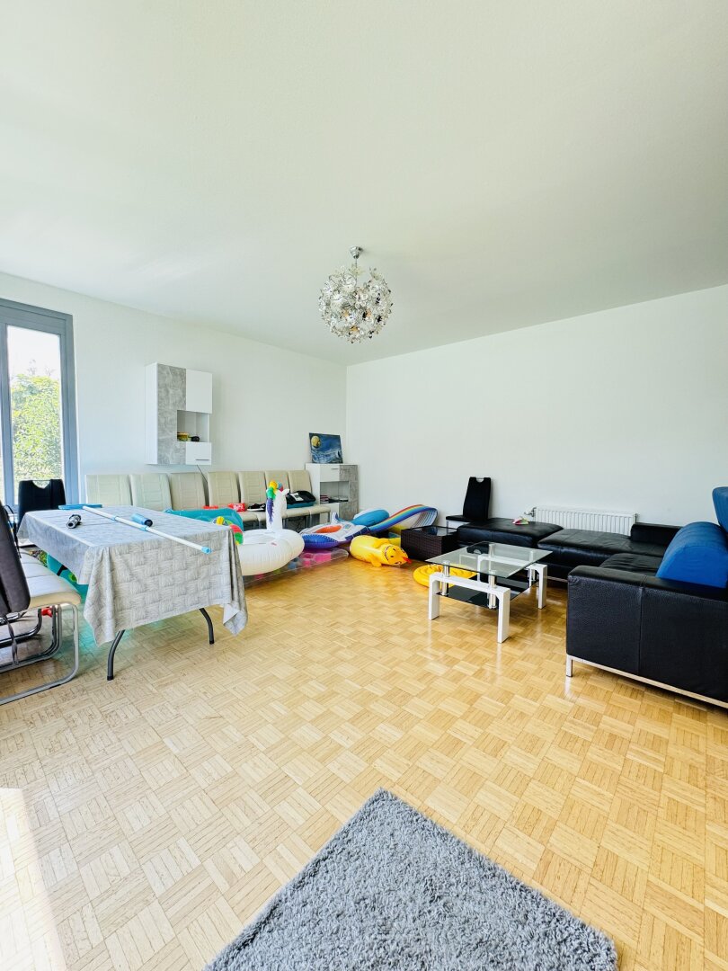 Leben im Grünen direkt am Golfplatz und in unmittelbarer Nähe zur Stadt.