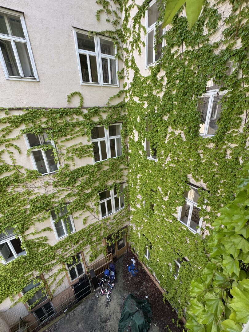 Wiener Altbau mit Potenzial – 2-Zimmer-Ruhelage mit grünem Innenhofblick