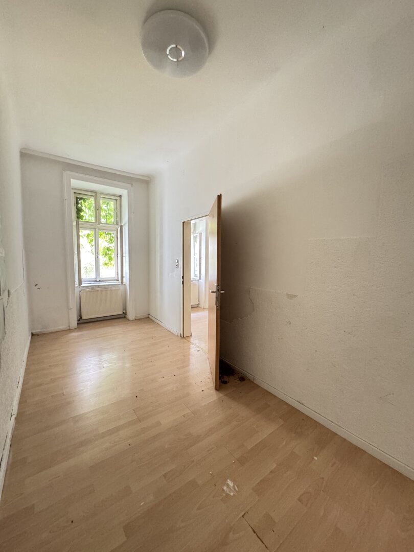 Wiener Altbau mit Potenzial – 2-Zimmer-Ruhelage mit grünem Innenhofblick