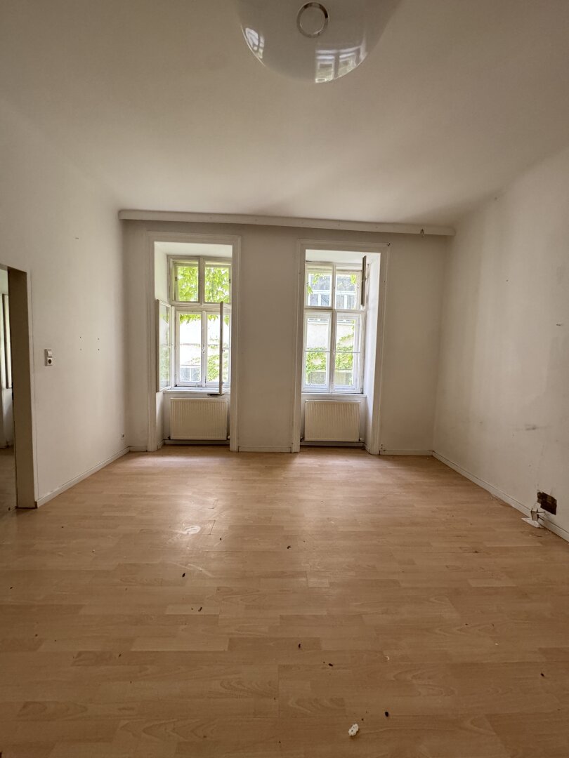 Wiener Altbau mit Potenzial – 2-Zimmer-Ruhelage mit grünem Innenhofblick