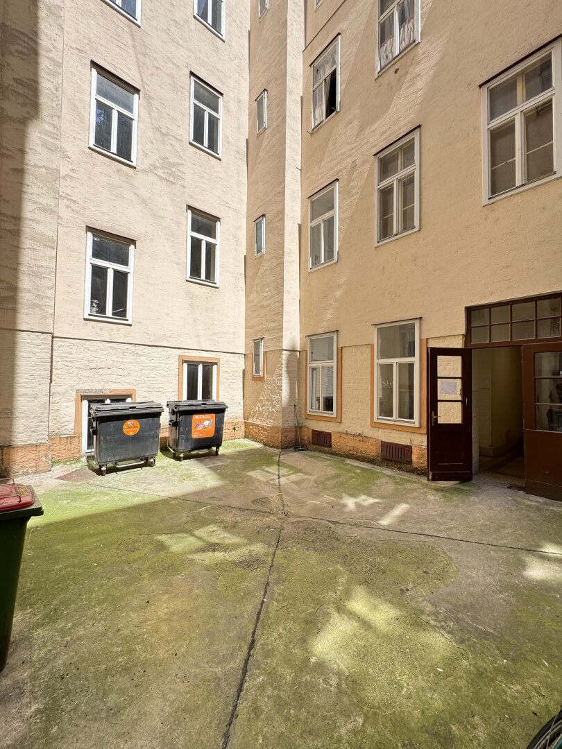 Wiener Altbau mit Potenzial – 2-Zimmer-Ruhelage mit grünem Innenhofblick