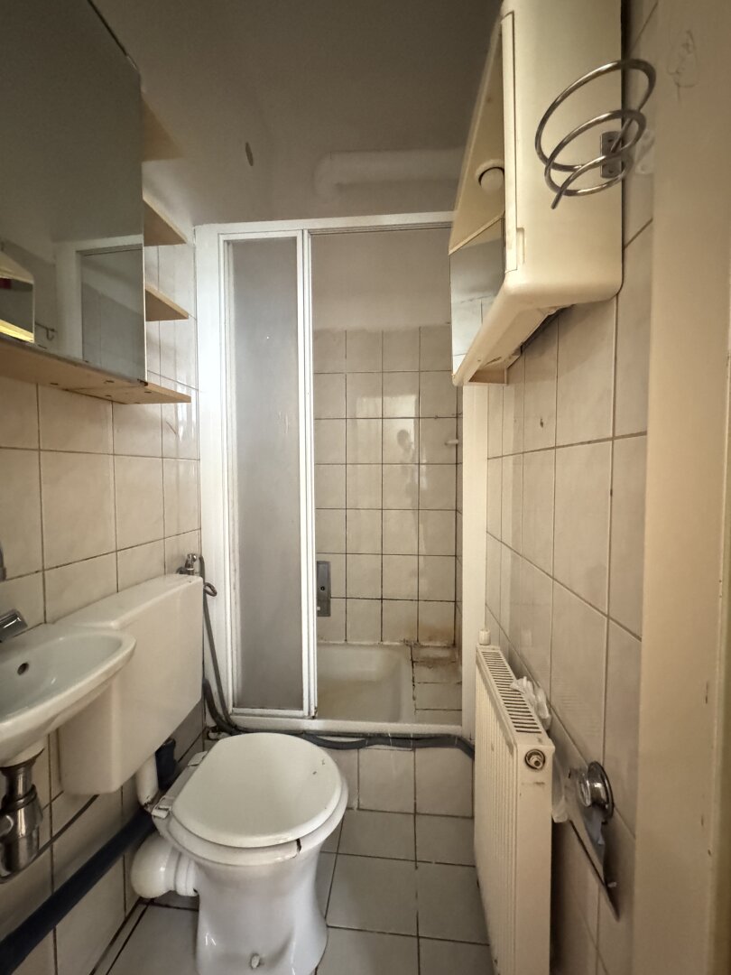 Wiener Altbau mit Potenzial – 2-Zimmer-Ruhelage mit grünem Innenhofblick