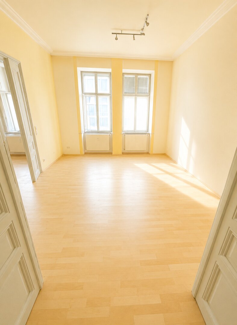 Sanierungsbedürftige Altbauwohnung mit Potenzial in Bestlage