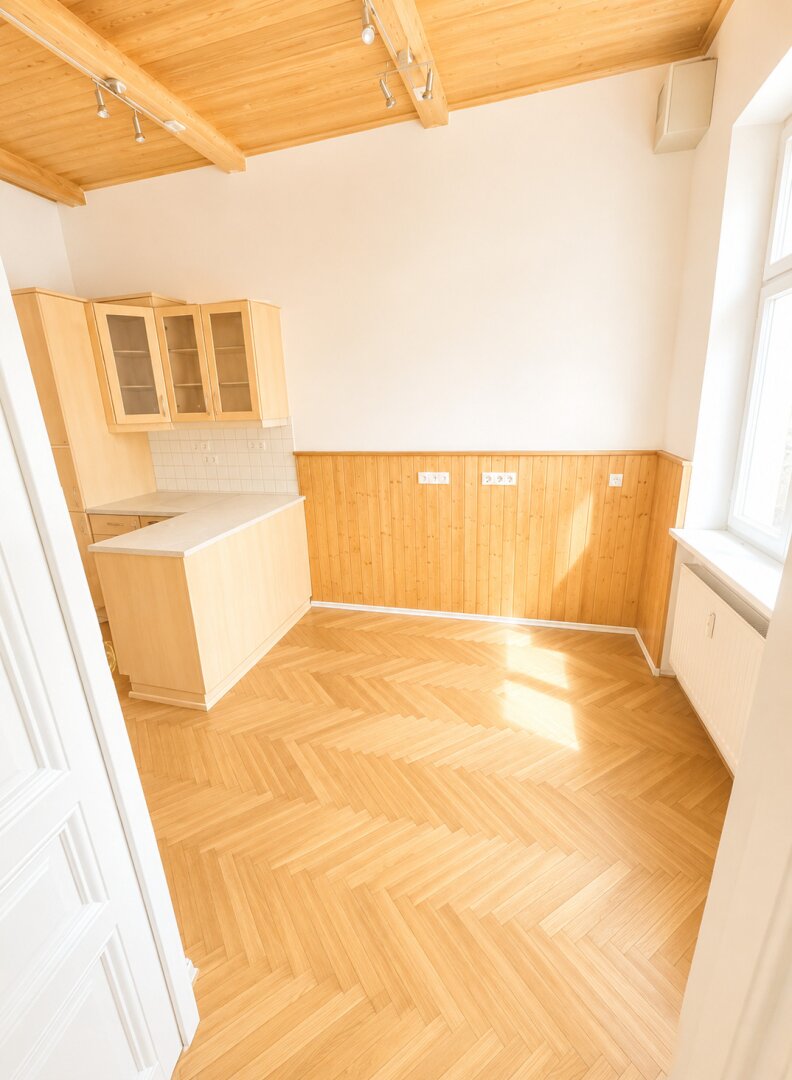 Sanierungsbedürftige Altbauwohnung mit Potenzial in Bestlage