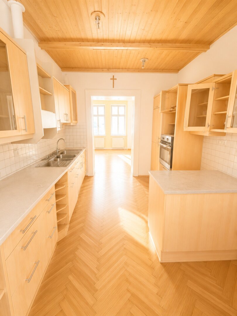 Sanierungsbedürftige Altbauwohnung mit Potenzial in Bestlage