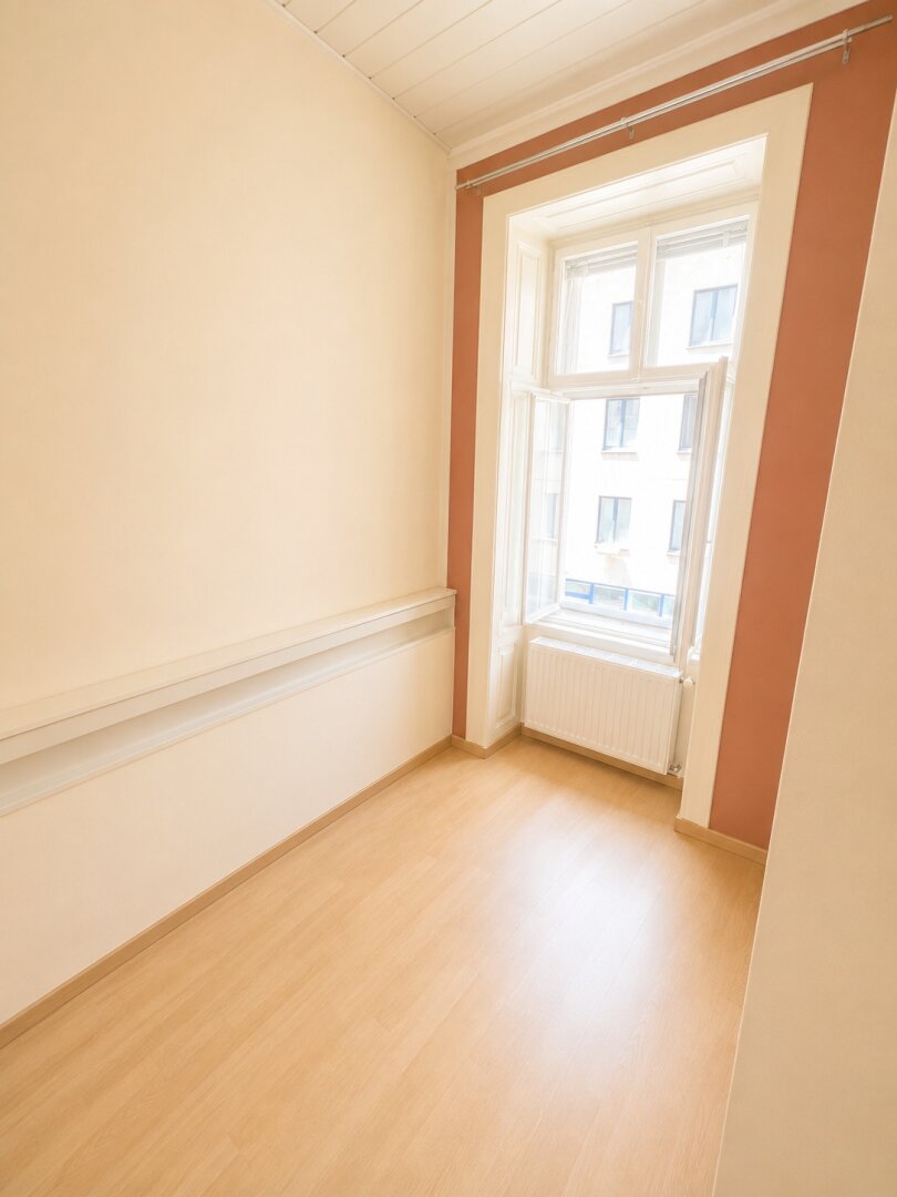 Sanierungsbedürftige Altbauwohnung mit Potenzial in Bestlage