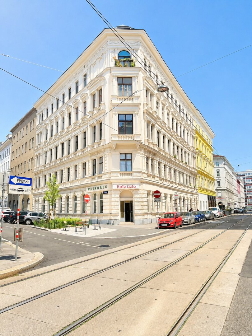 Sanierungsbedürftige Altbauwohnung mit Potenzial in Bestlage