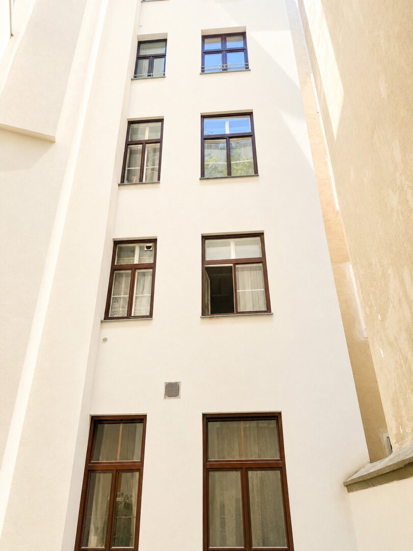 Sanierungsbedürftige Altbauwohnung mit Potenzial in Bestlage