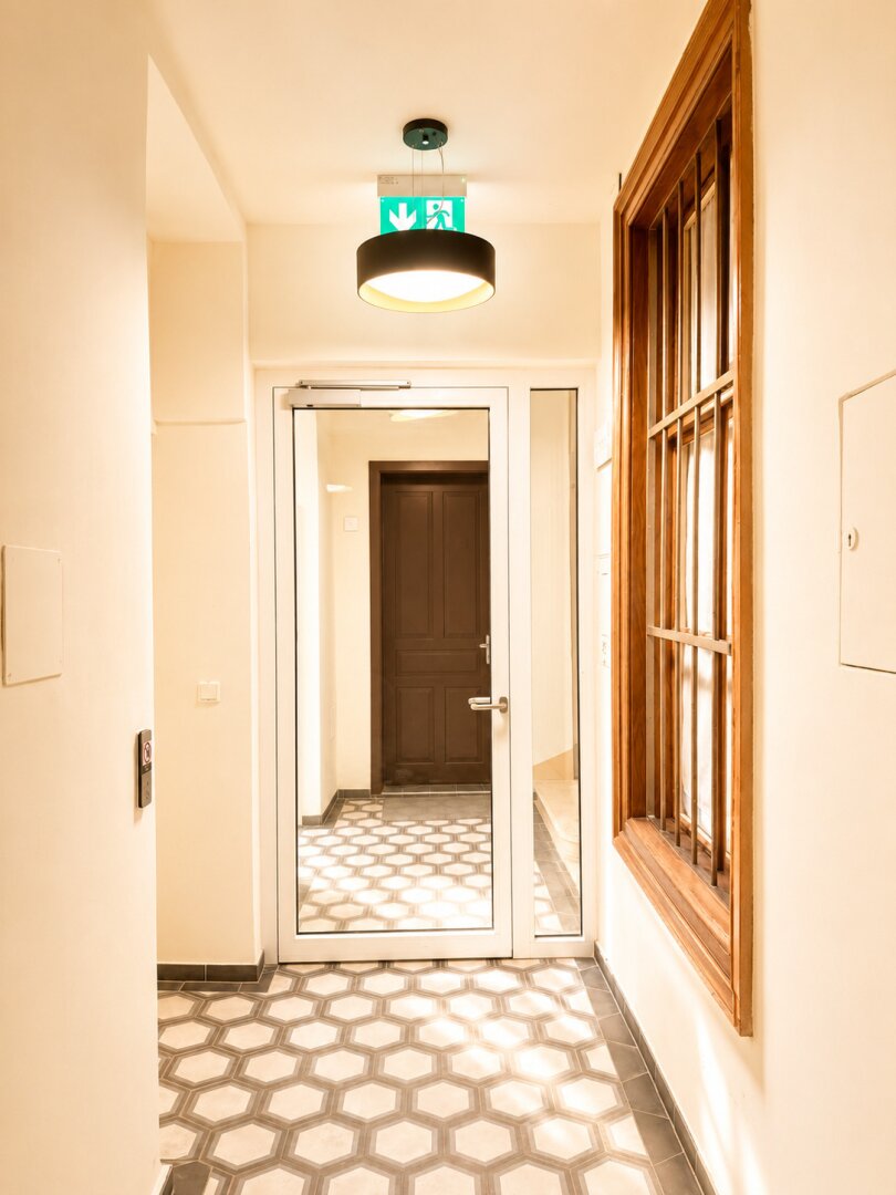 Sanierungsbedürftige Altbauwohnung mit Potenzial in Bestlage