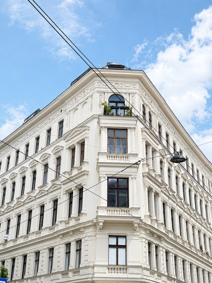 Sanierungsbedürftige Altbauwohnung mit Potenzial in Bestlage