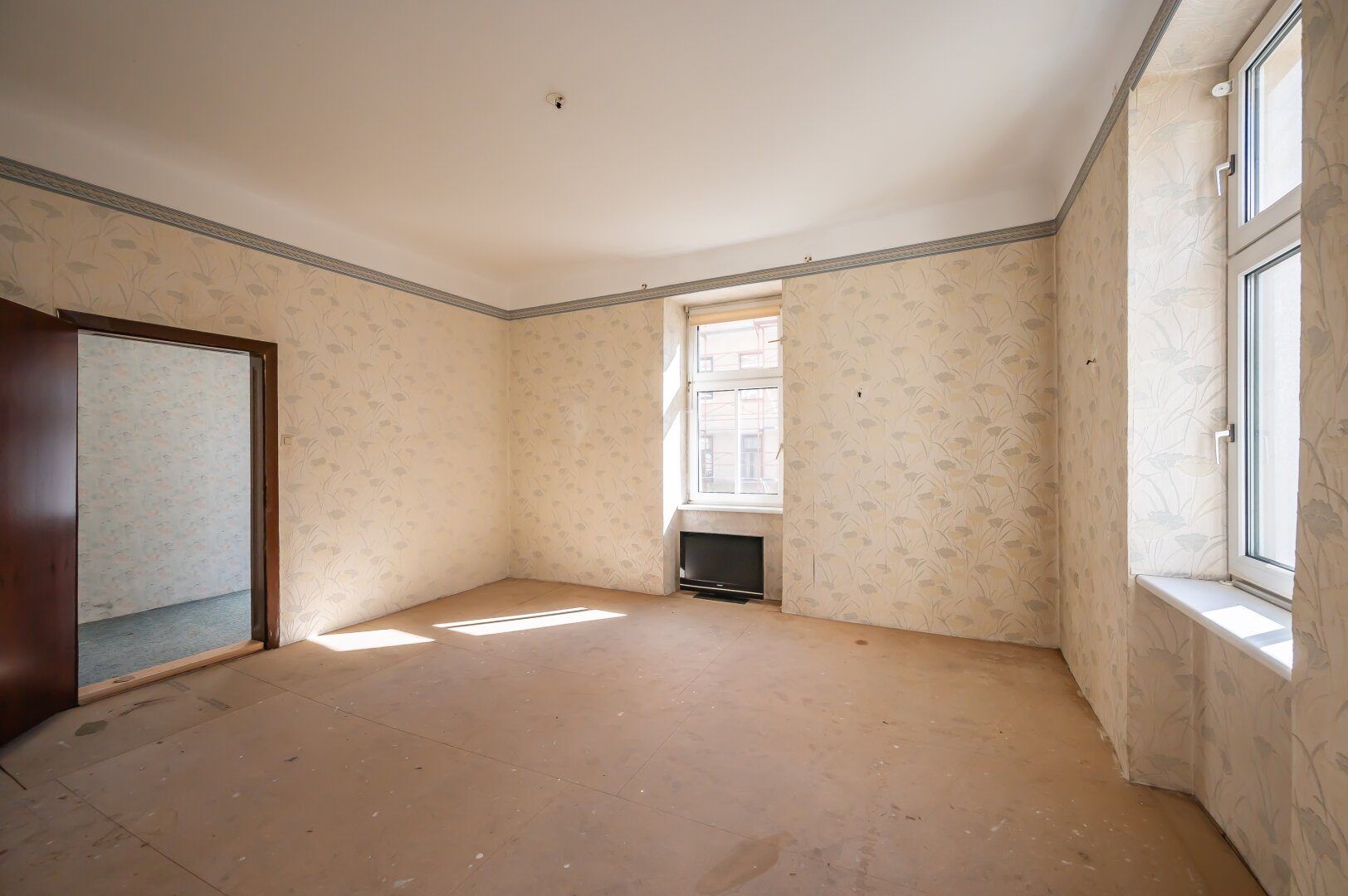 ++Q18++ Well-maintained 1-room old building flat with lots of potential