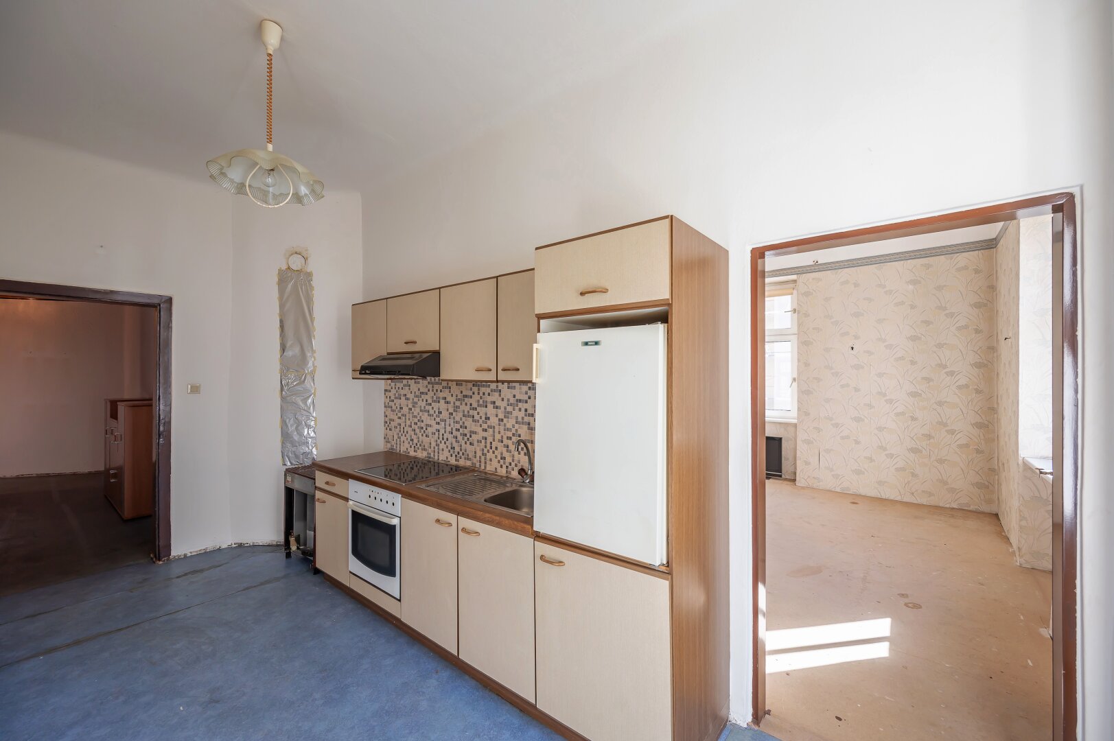 ++Q18++ Well-maintained 1-room old building flat with lots of potential