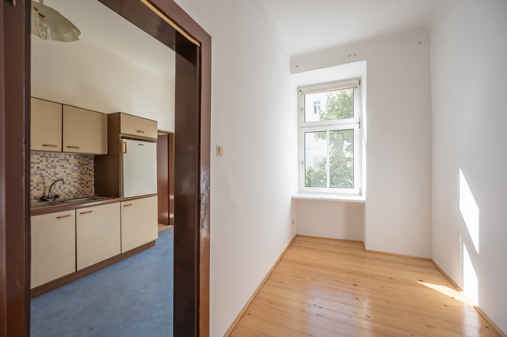 ++Q18++ Well-maintained 1-room old building flat with lots of potential