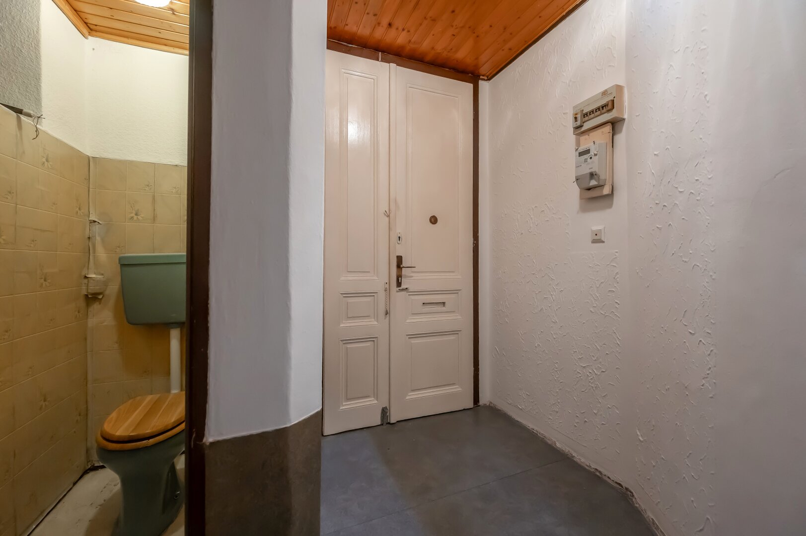 ++Q18++ Well-maintained 1-room old building flat with lots of potential