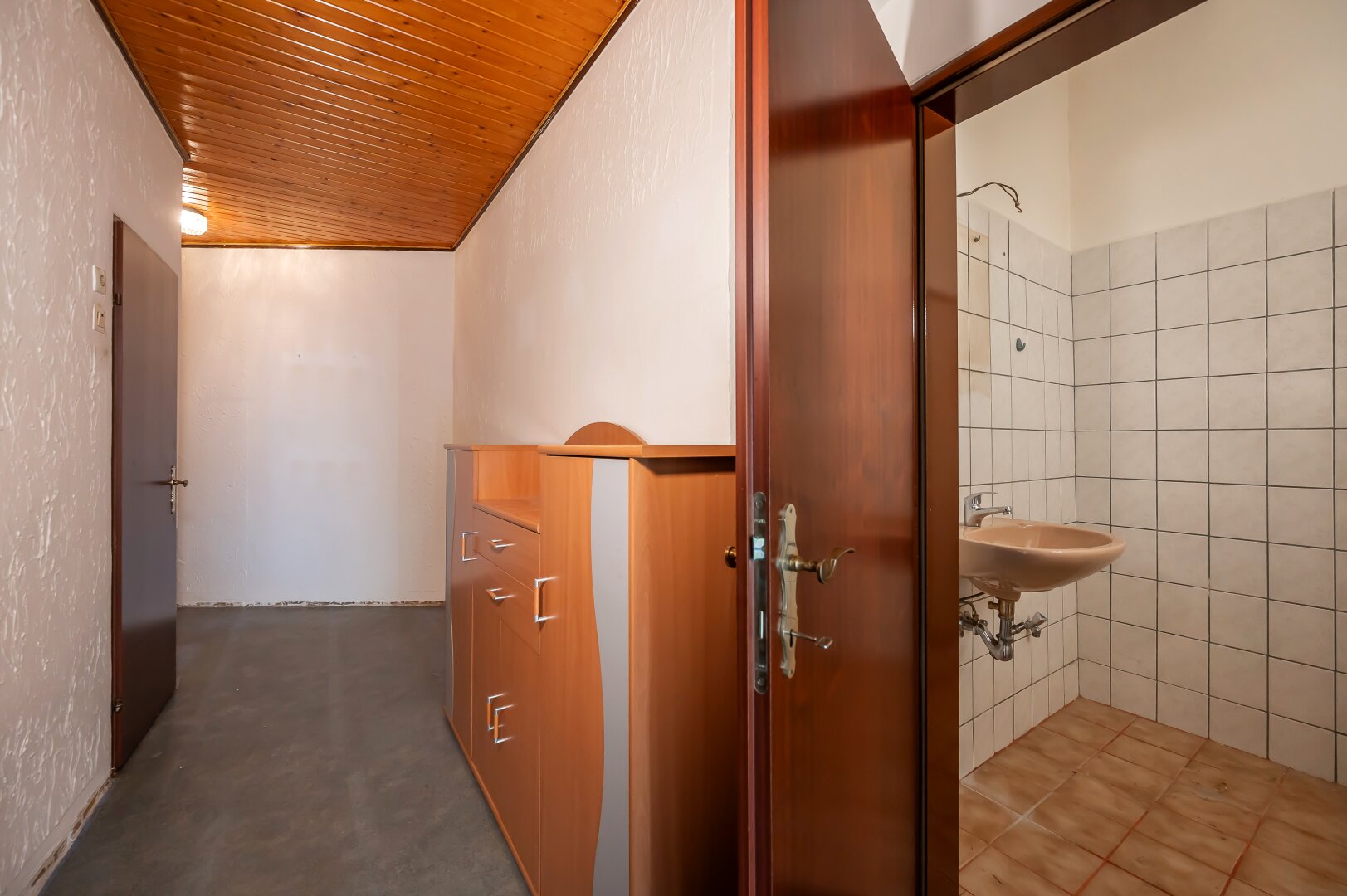 ++Q18++ Well-maintained 1-room old building flat with lots of potential