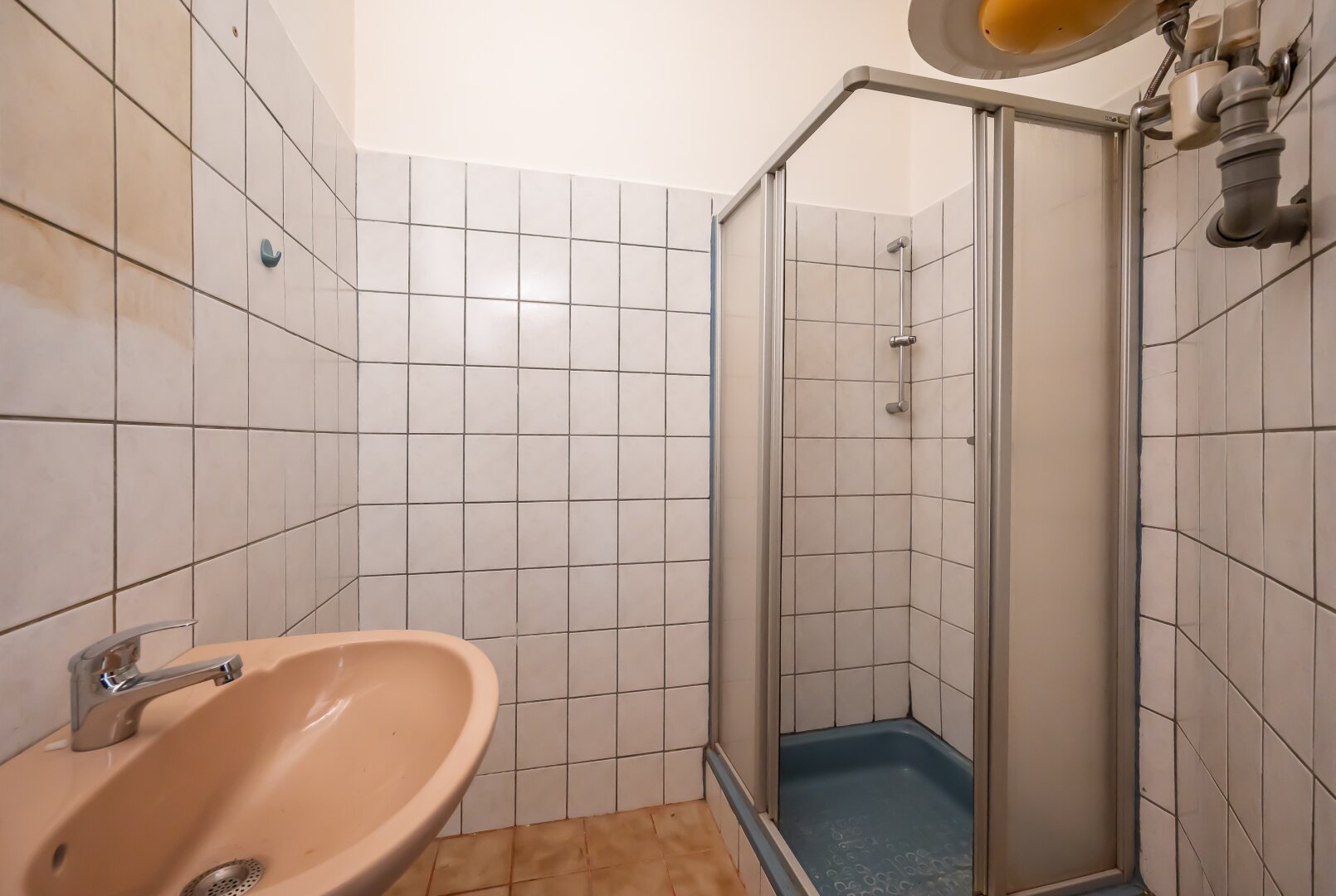 ++Q18++ Well-maintained 1-room old building flat with lots of potential