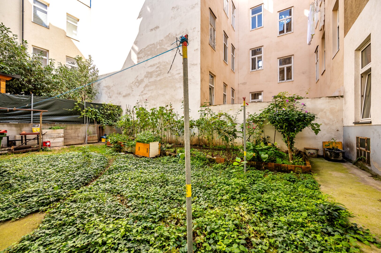 ++Q18++ Well-maintained 1-room old building flat with lots of potential